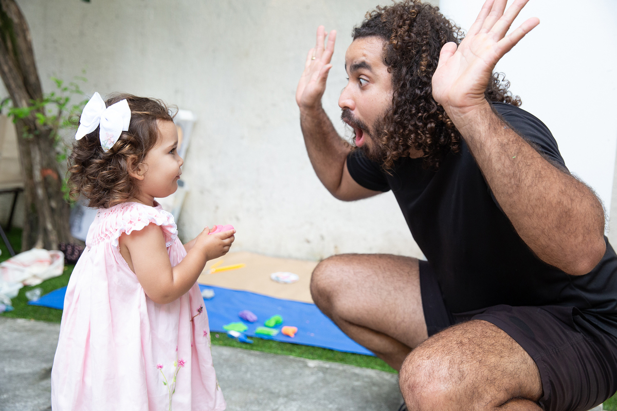 Momento de brincadeira entre crianças em festa de aniversario em casa