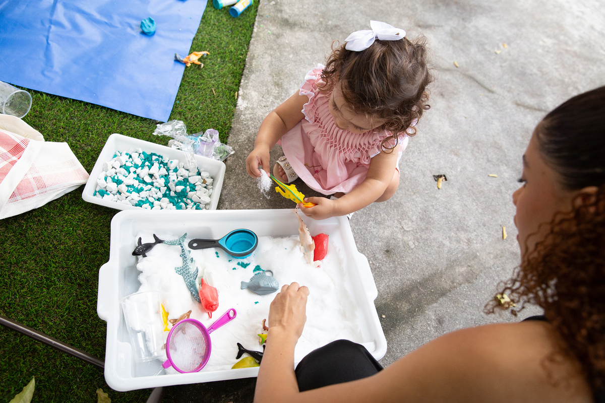 Momento de brincadeira entre crianças em festa de aniversario em casa