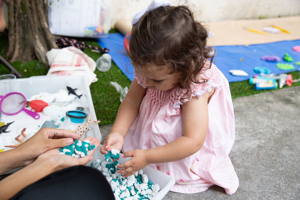Momento de brincadeira entre crianças em festa de aniversario em casa