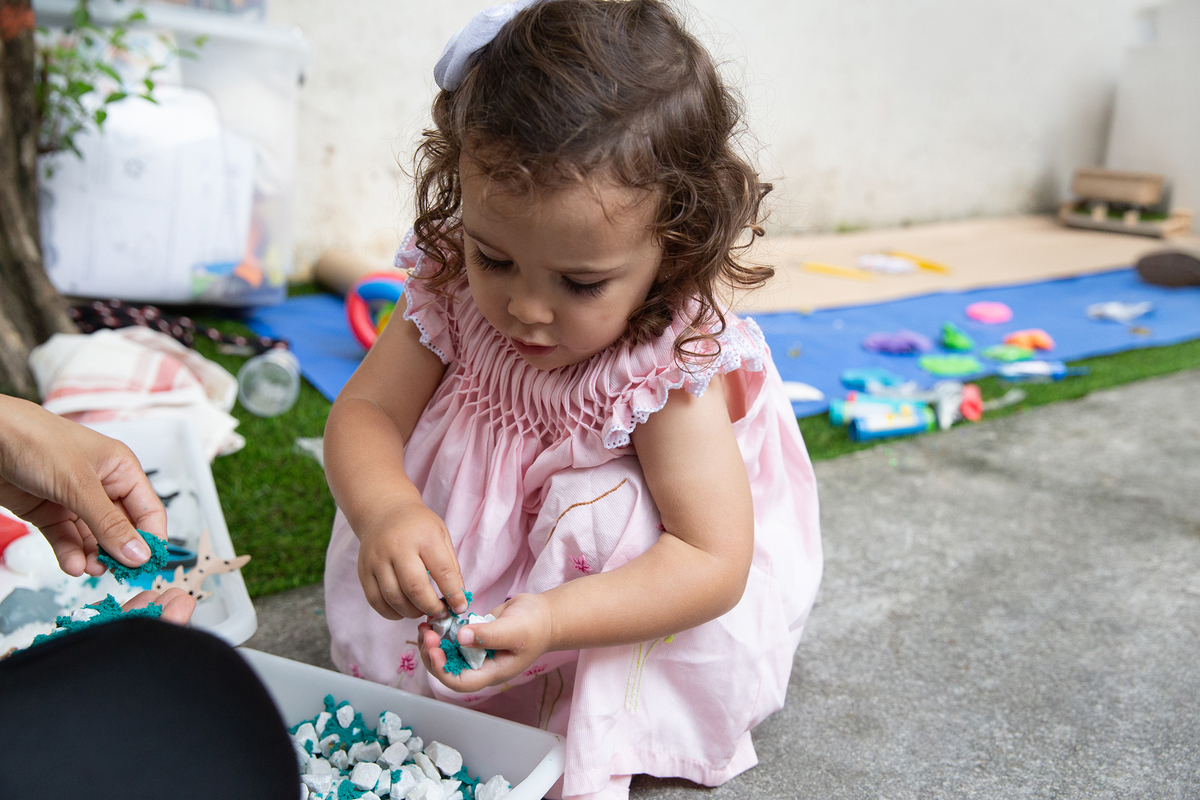 Momento de brincadeira entre crianças em festa de aniversario em casa
