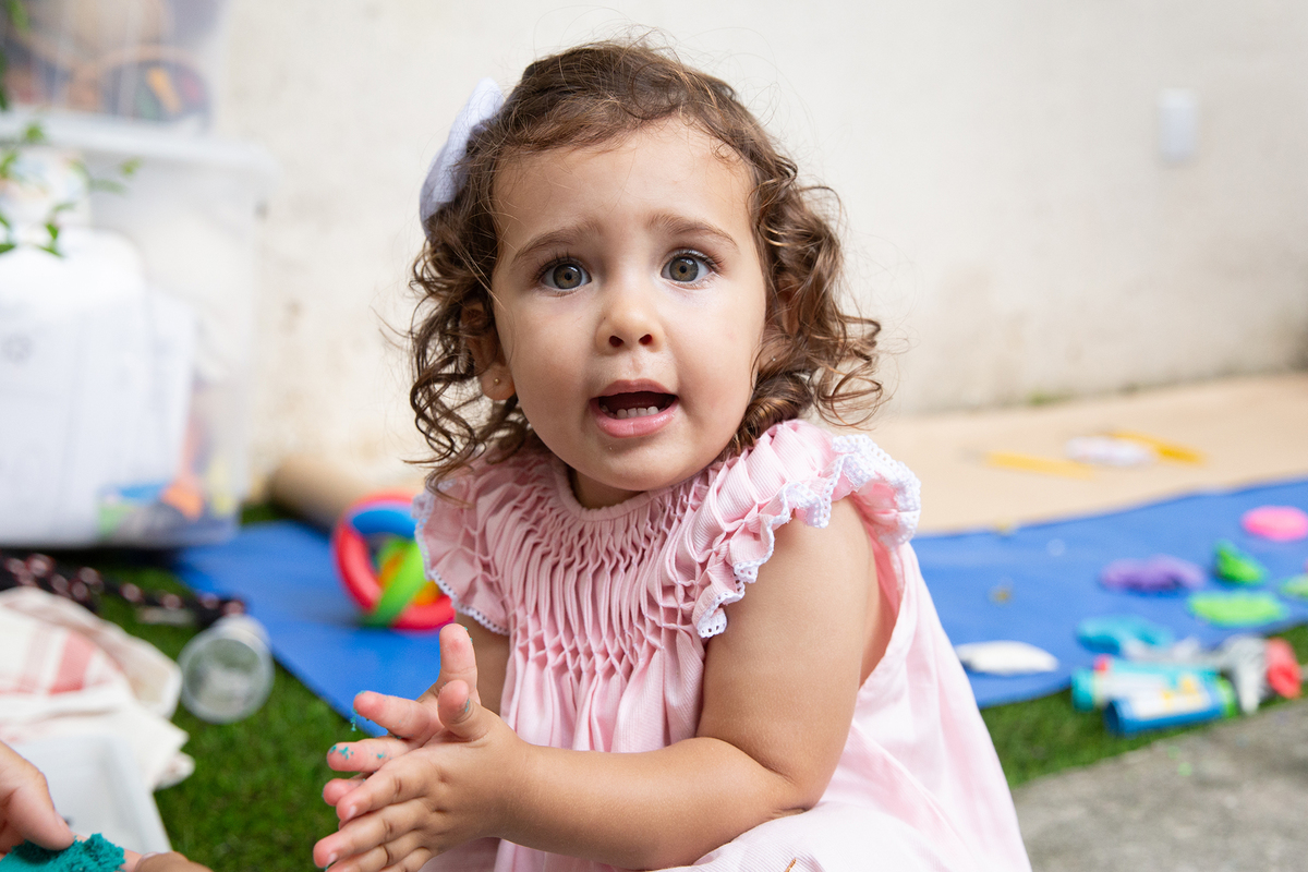 Momento de brincadeira entre crianças em festa de aniversario em casa