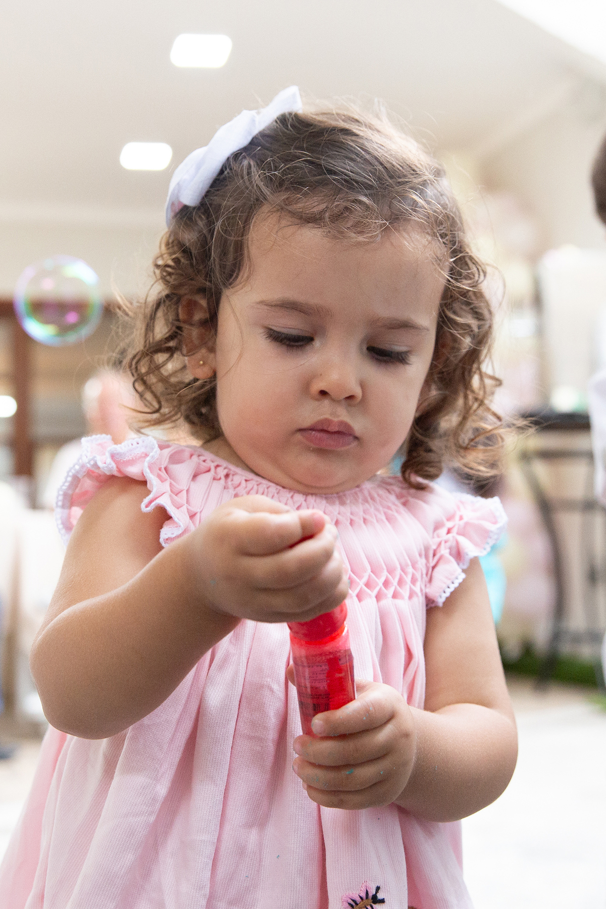Momento de brincadeira entre crianças em festa de aniversario em casa