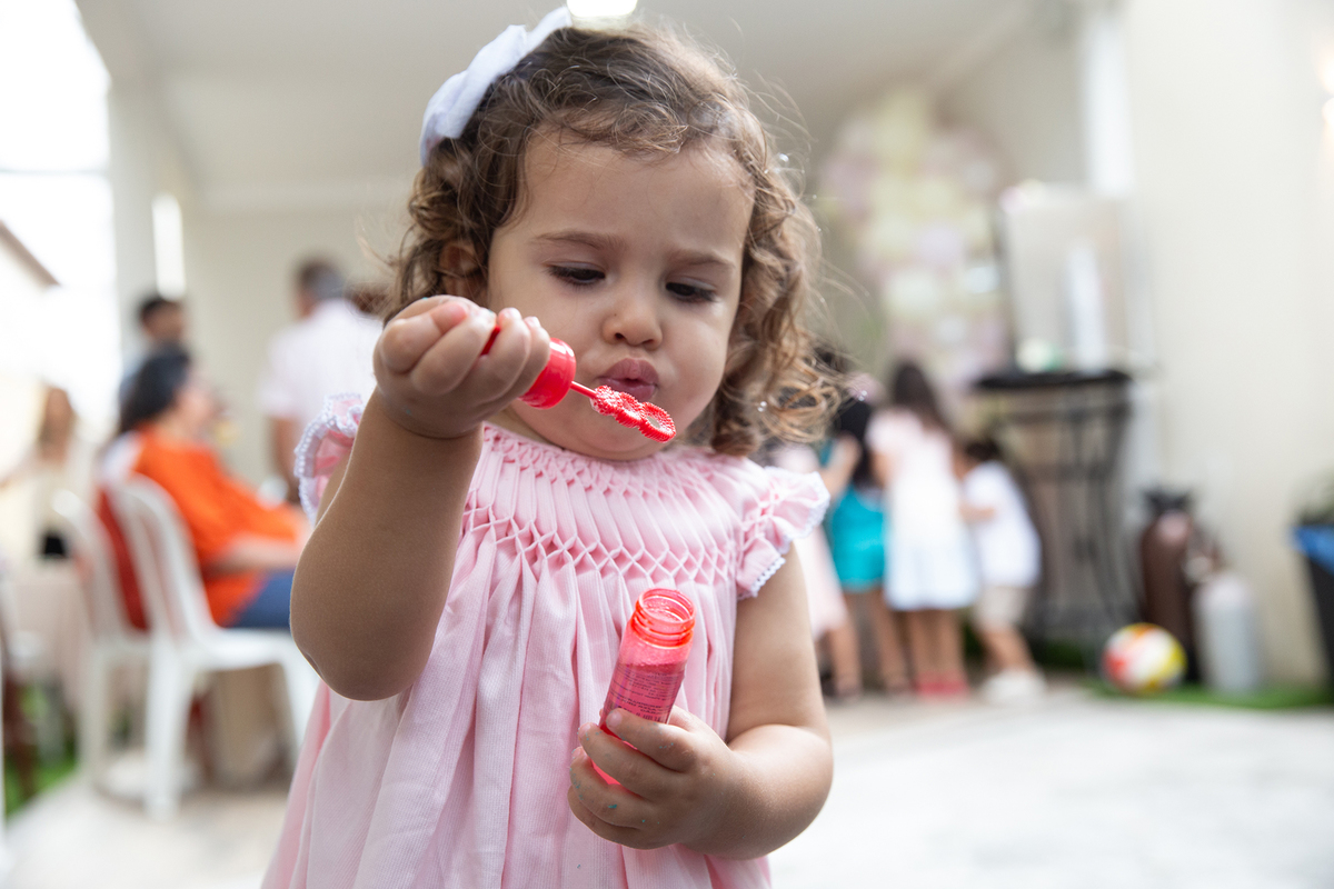Momento de brincadeira entre crianças em festa de aniversario em casa