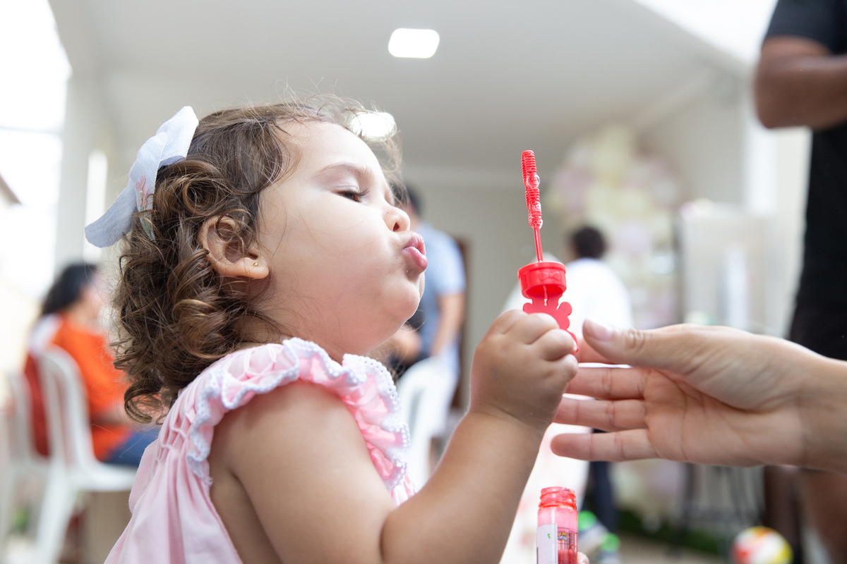 Momento de brincadeira entre crianças em festa de aniversario em casa