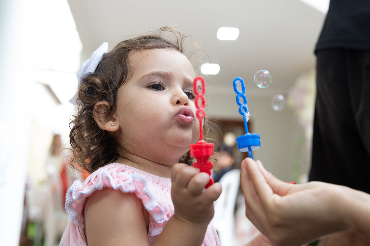 Momento de brincadeira entre crianças em festa de aniversario em casa