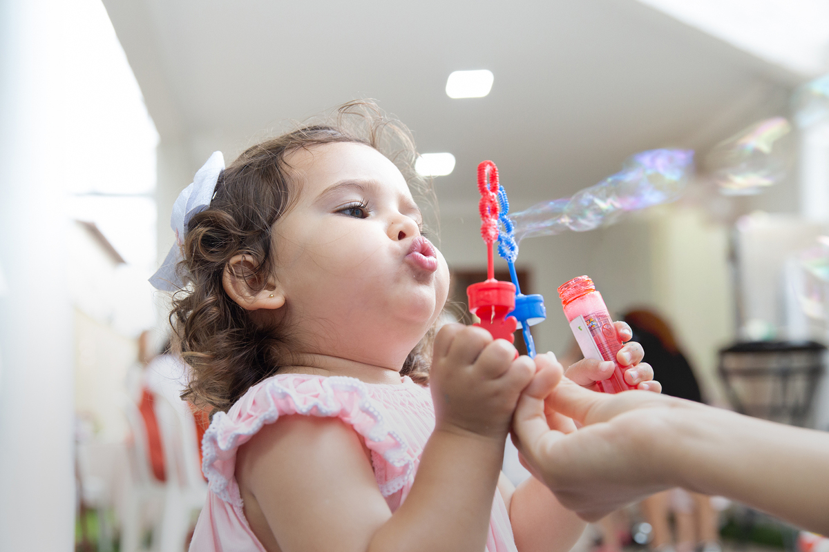 Momento de brincadeira entre crianças em festa de aniversario em casa