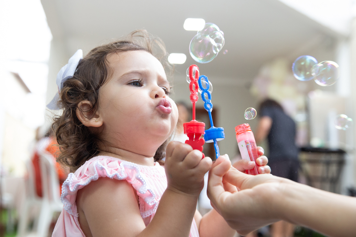 Momento de brincadeira entre crianças em festa de aniversario em casa