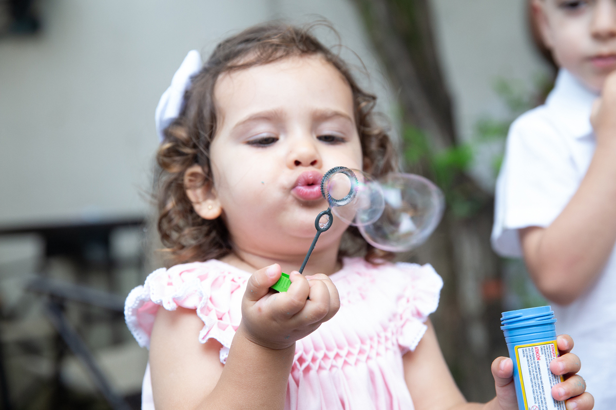 Momento de brincadeira entre crianças em festa de aniversario em casa