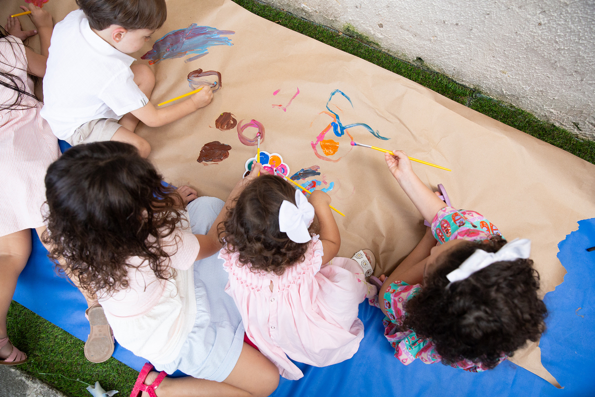 Momento de brincadeira entre crianças em festa de aniversario em casa