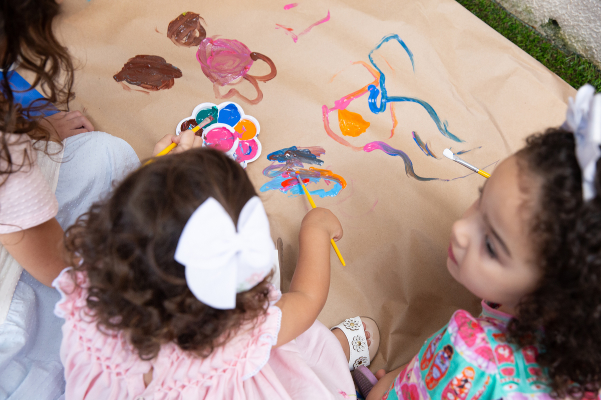 Momento de brincadeira entre crianças em festa de aniversario em casa