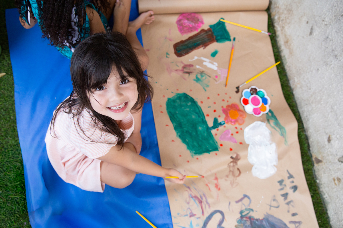 Momento de brincadeira entre crianças em festa de aniversario em casa