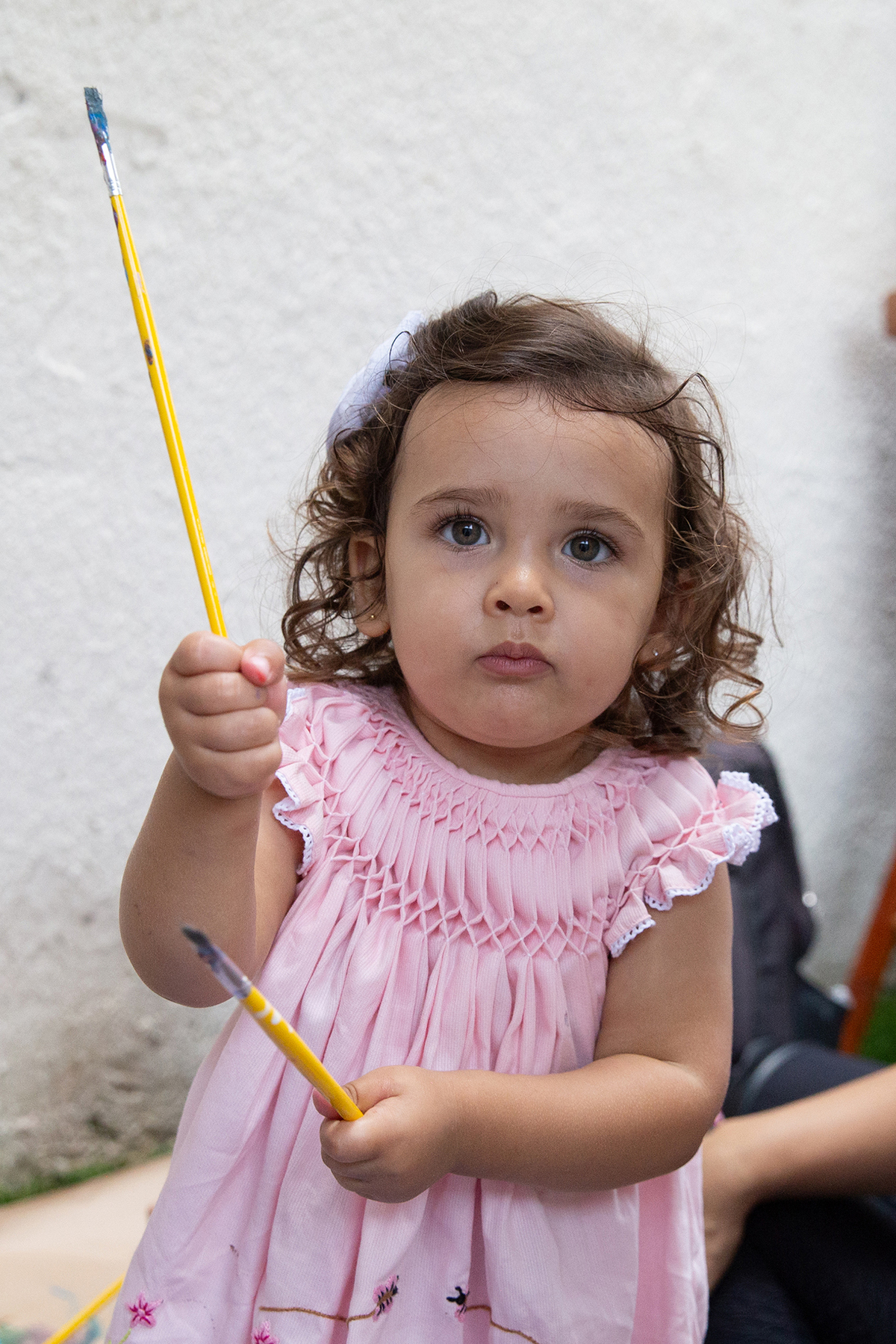 Momento de brincadeira entre crianças em festa de aniversario em casa