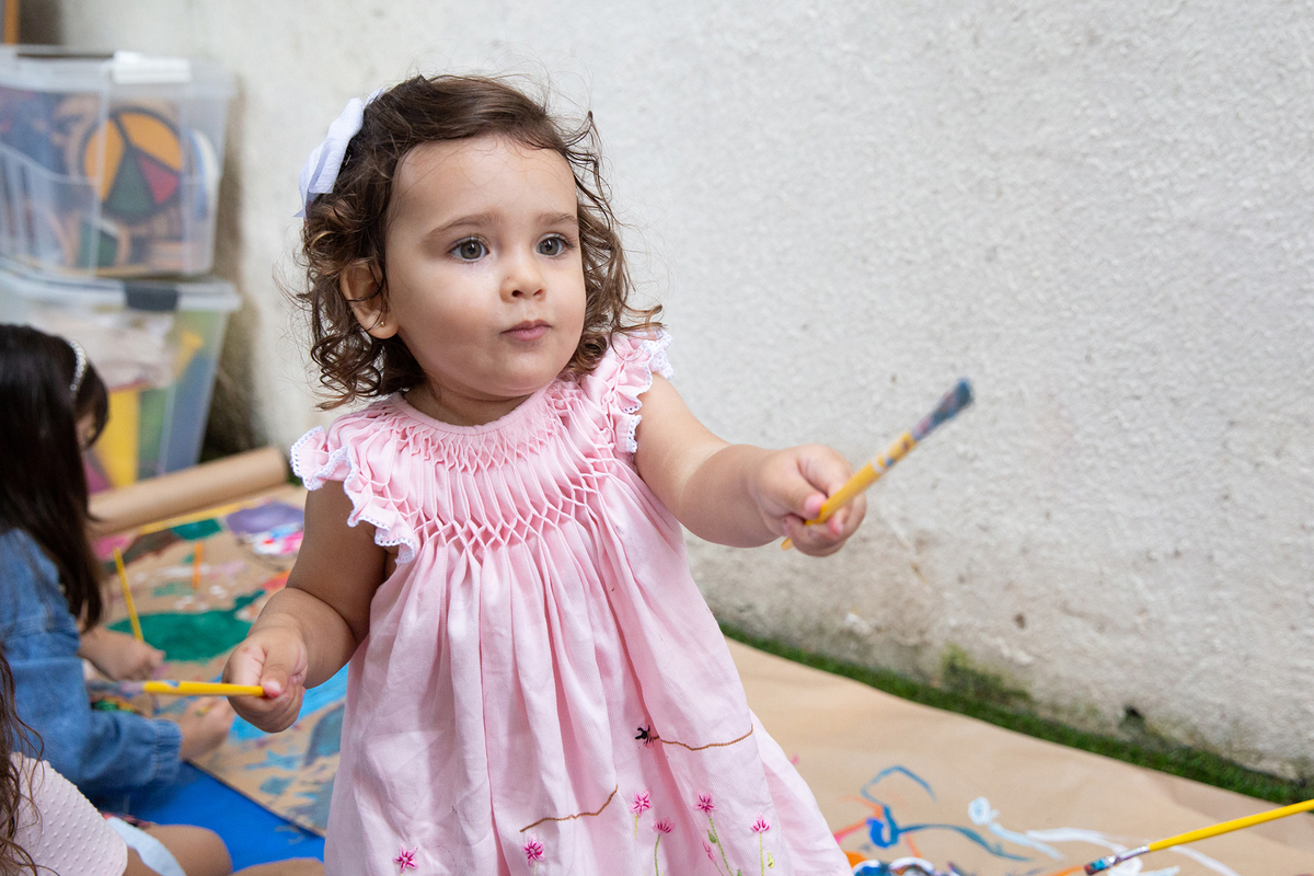 Momento de brincadeira entre crianças em festa de aniversario em casa