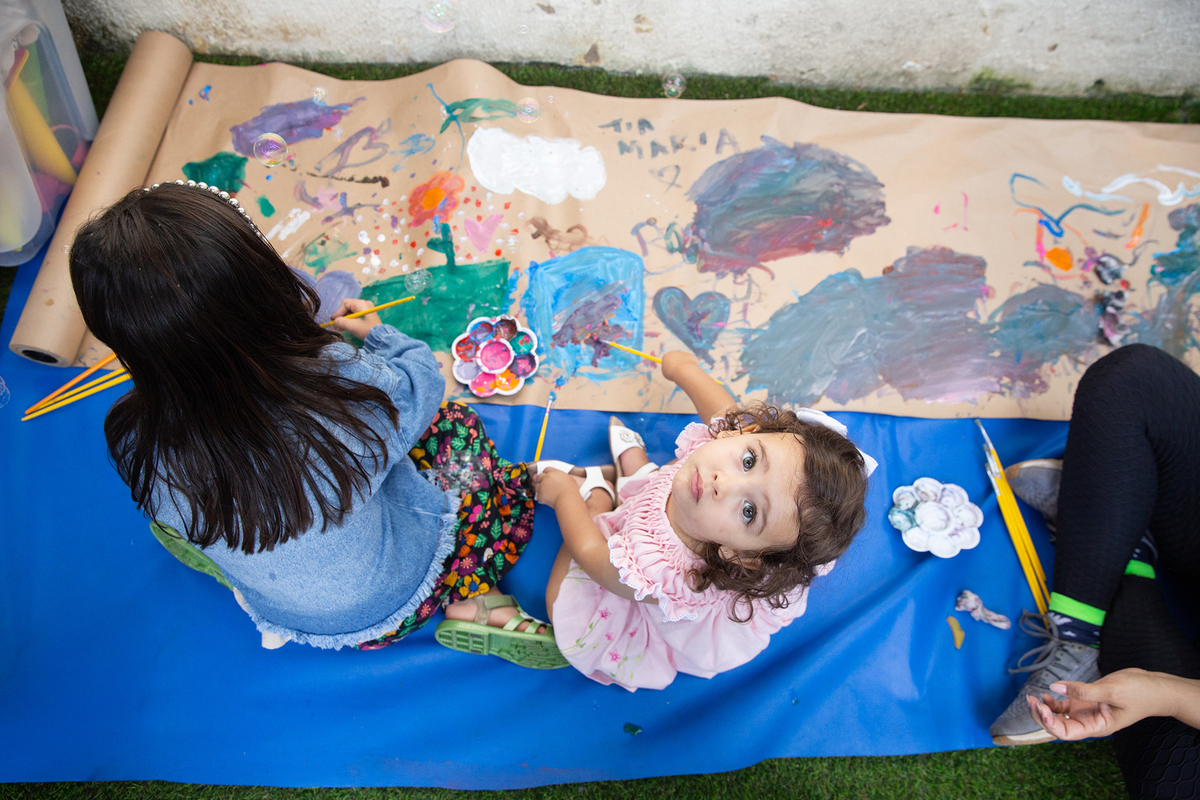 Momento de brincadeira entre crianças em festa de aniversario em casa