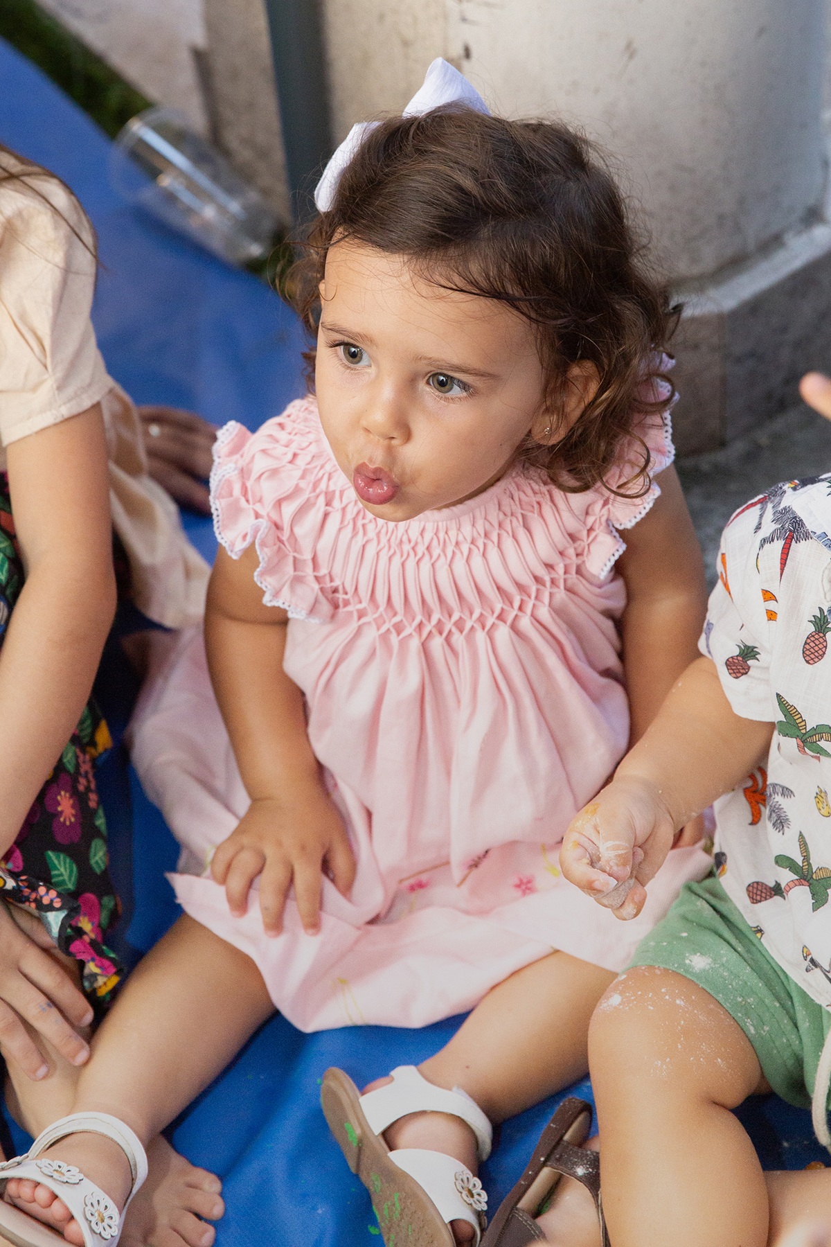 Momento de brincadeira entre crianças em festa de aniversario em casa