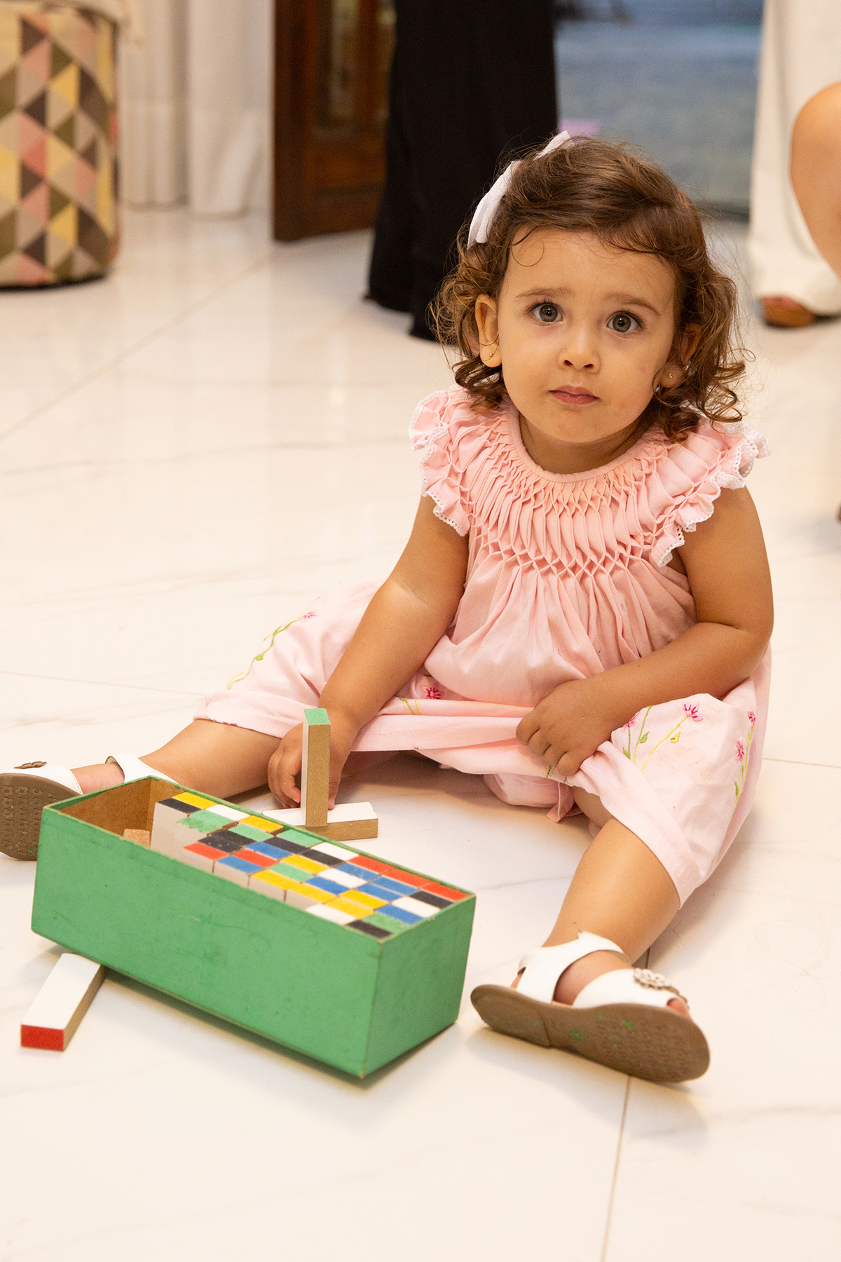 Momento de brincadeira entre crianças em festa de aniversario em casa