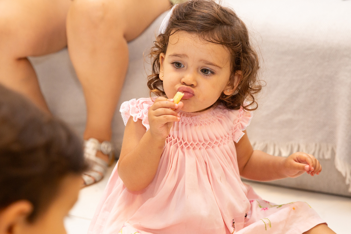Momento de brincadeira entre crianças em festa de aniversario em casa
