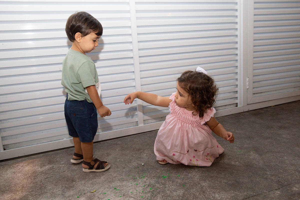 Momento de brincadeira entre crianças em festa de aniversario em casa