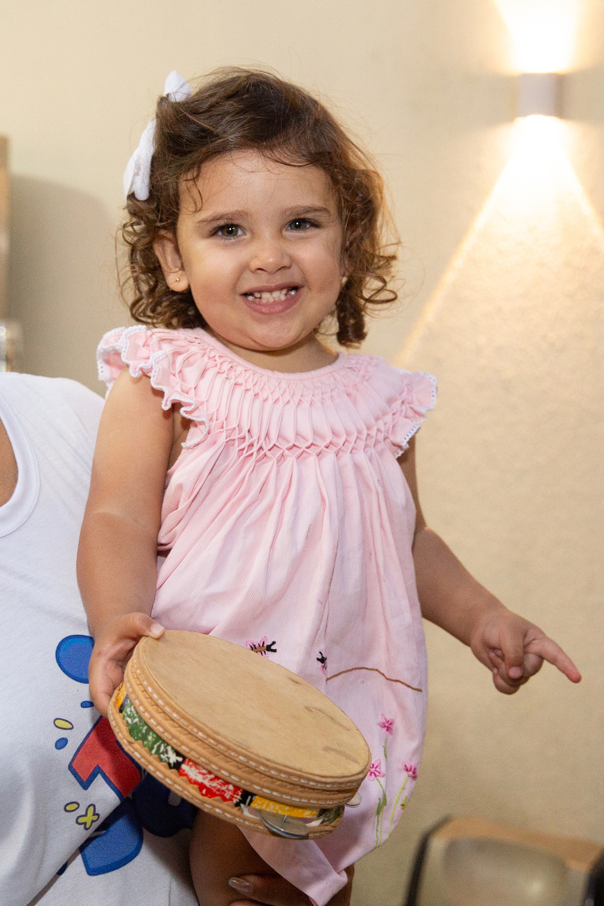 Momento de brincadeira entre crianças em festa de aniversario em casa