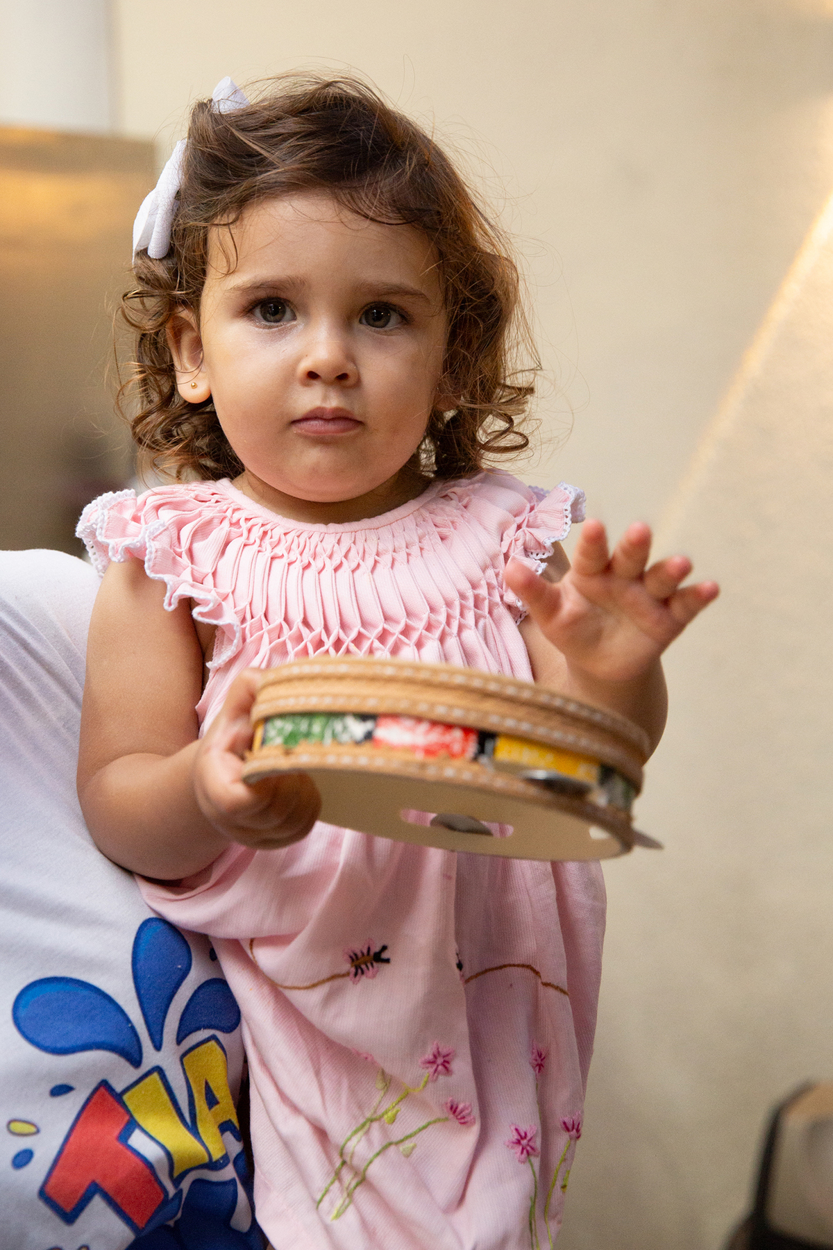 Momento de brincadeira entre crianças em festa de aniversario em casa