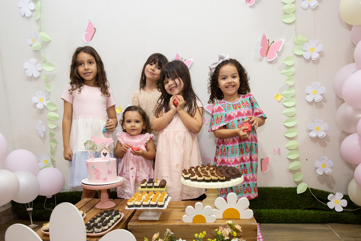 crianças na mesa do bolo comemorando os dois anos da aniversariante