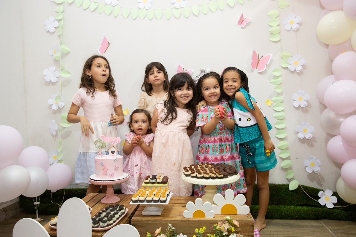 crianças na mesa do bolo comemorando os dois anos da aniversariante