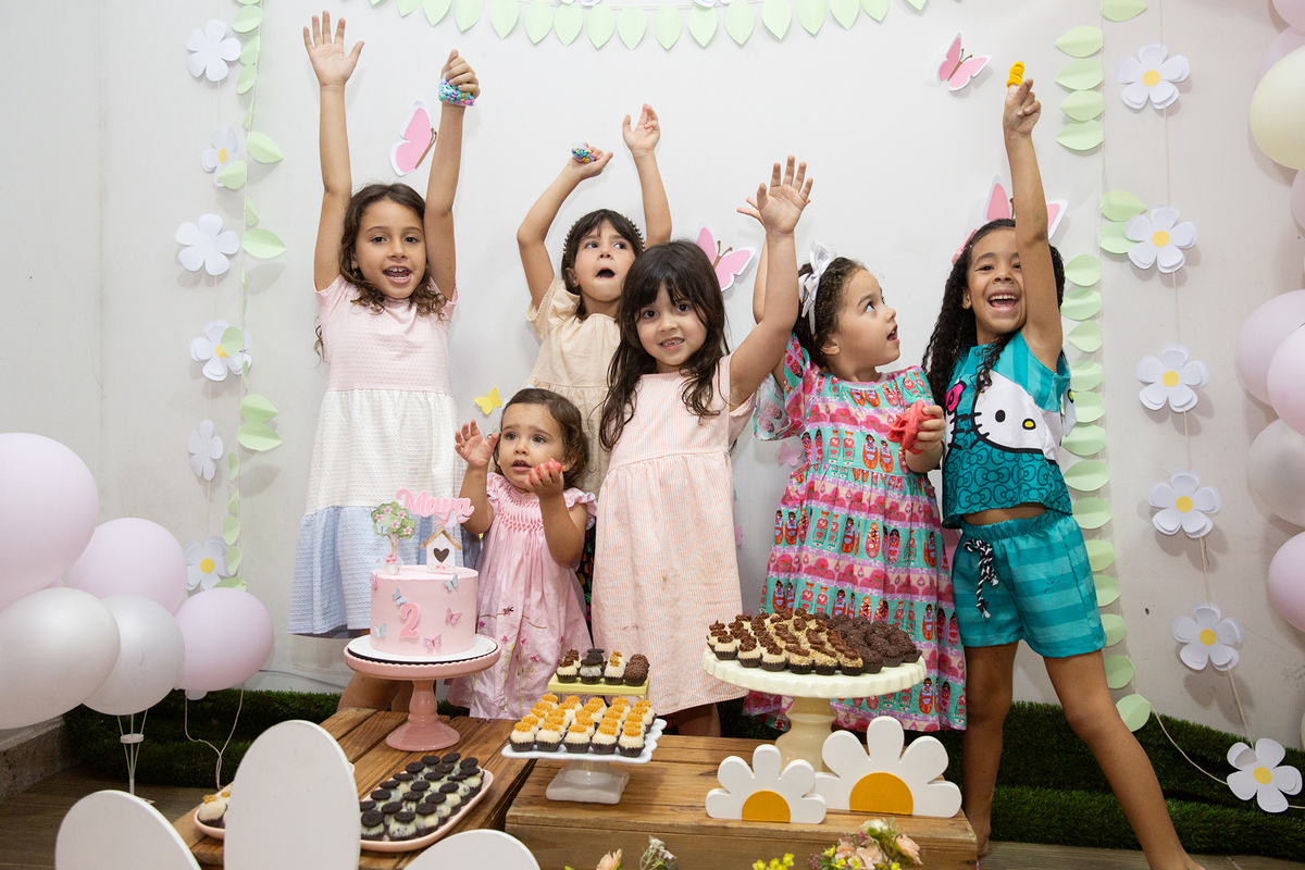 crianças na mesa do bolo comemorando os dois anos da aniversariante