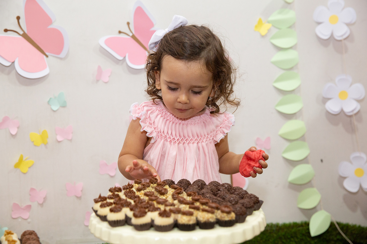 aniversariante roubando docinho da mesa de doces