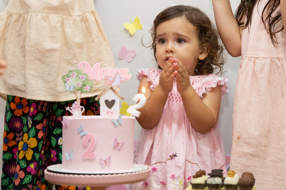 aniversariante na hora do parabéns, assoprando a velinha 