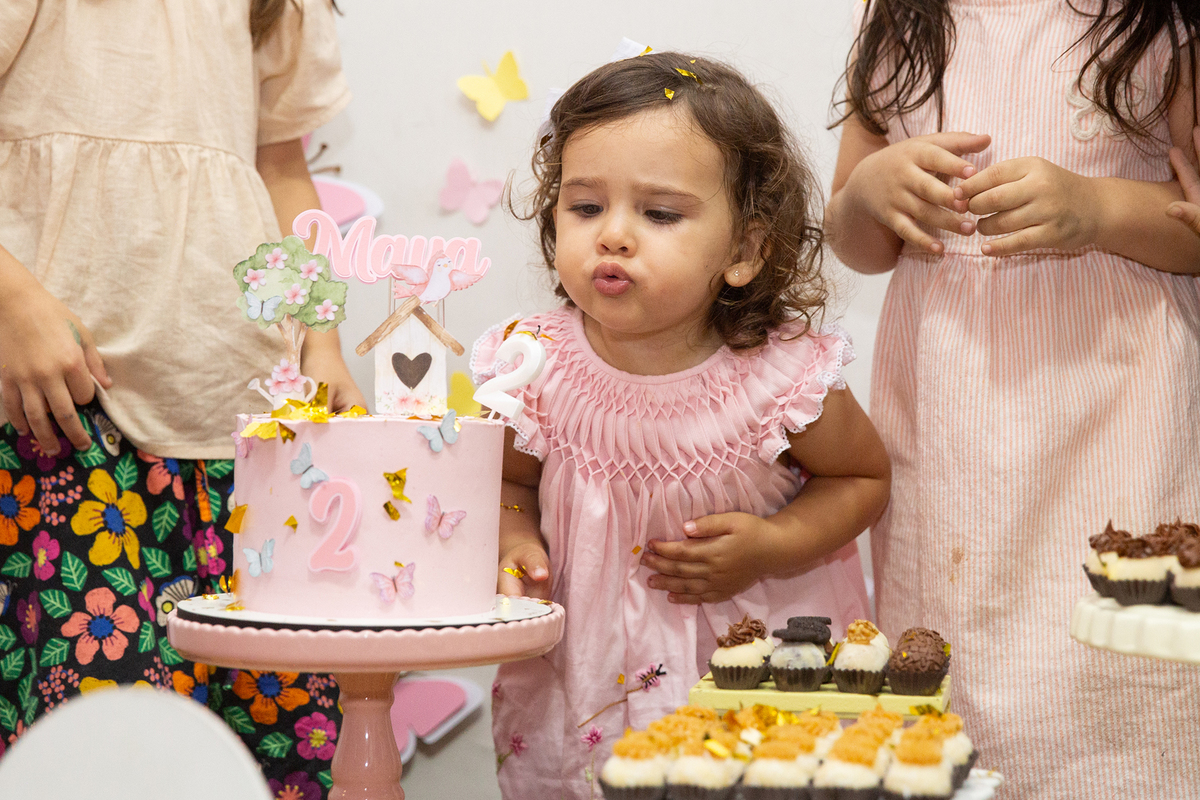 aniversariante na hora do parabéns, assoprando a velinha 