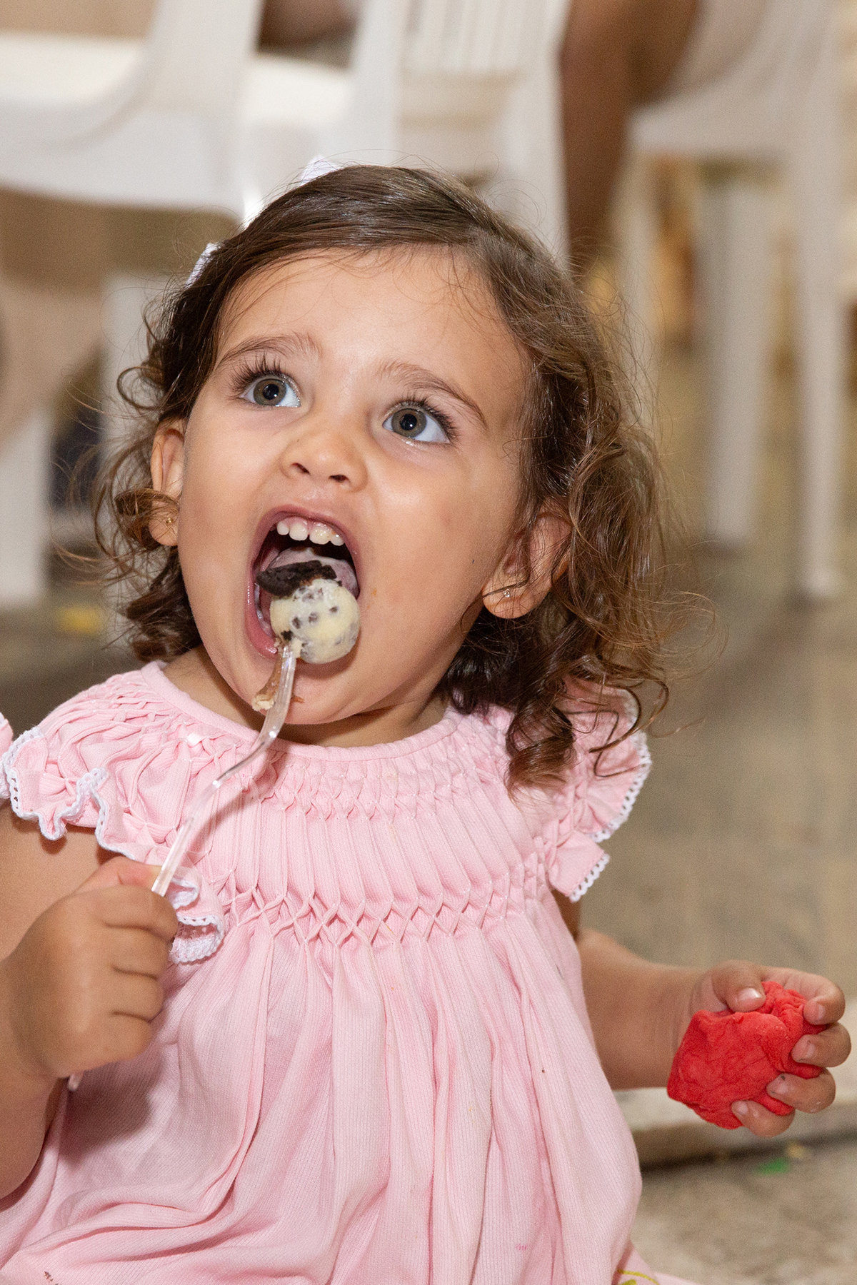 aniversariante experimentando se primeiro docinho