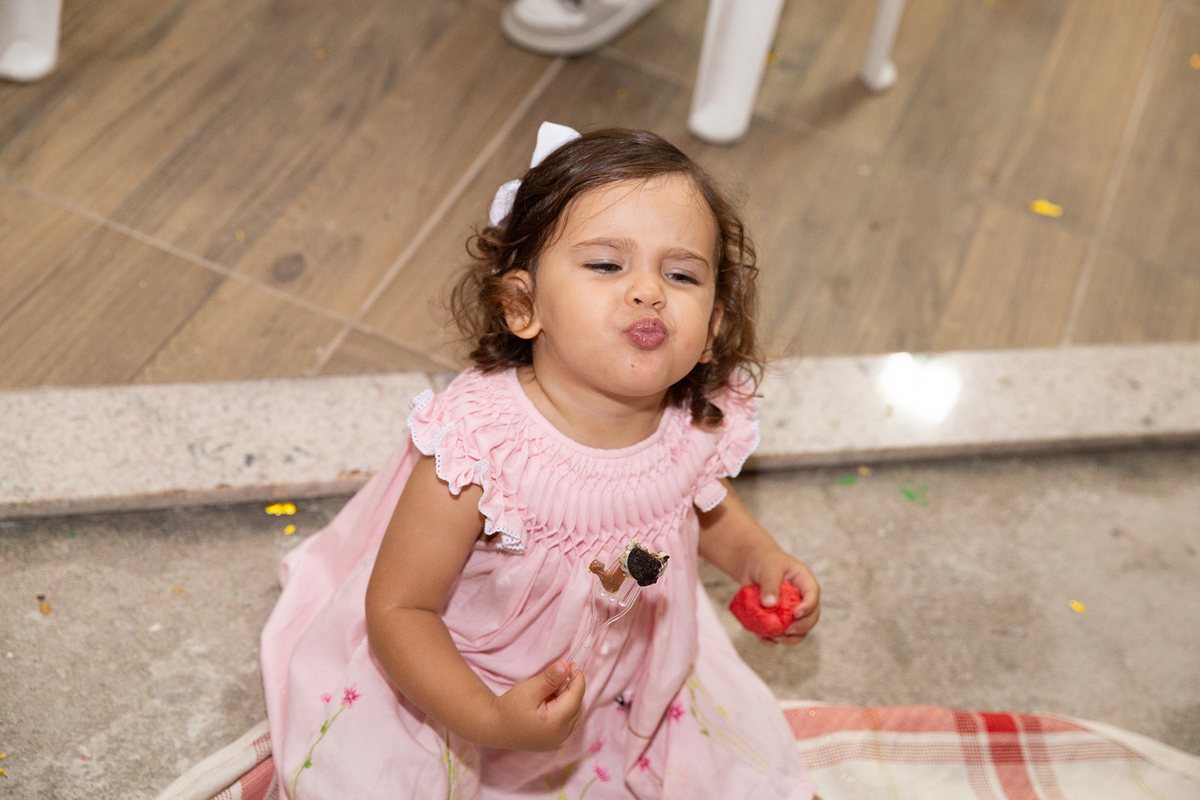 aniversariante experimentando se primeiro docinho