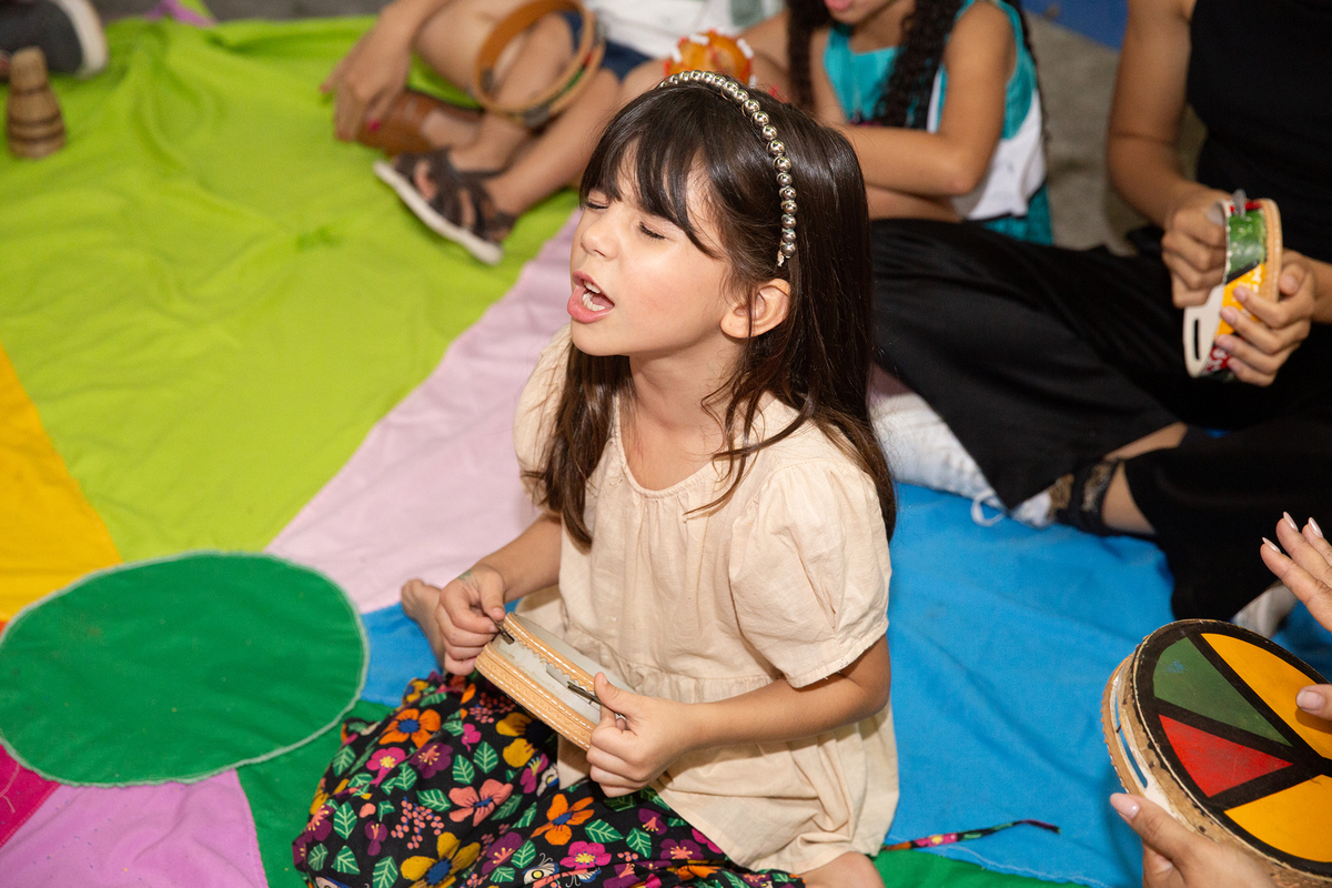 Momento de brincadeira entre crianças em festa de aniversario em casa