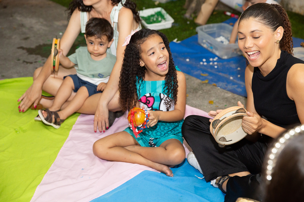 Momento de brincadeira entre crianças em festa de aniversario em casa