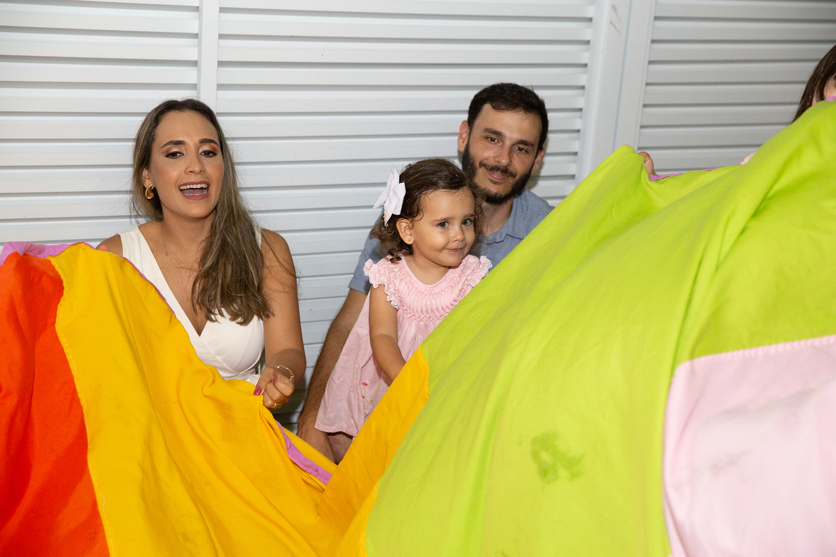 Momento de brincadeira entre crianças em festa de aniversario em casa