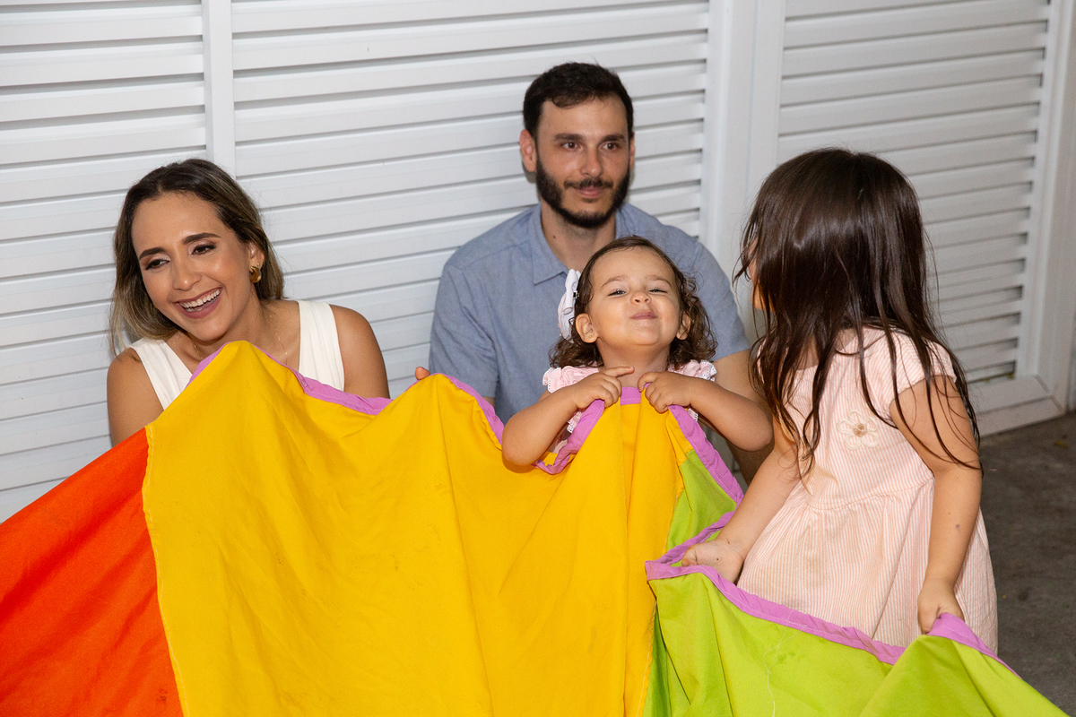 Momento de brincadeira entre crianças em festa de aniversario em casa