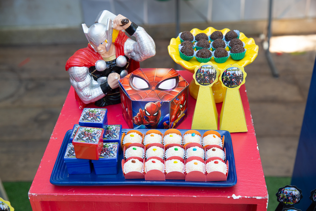 docinhos na decoração da mesa principal