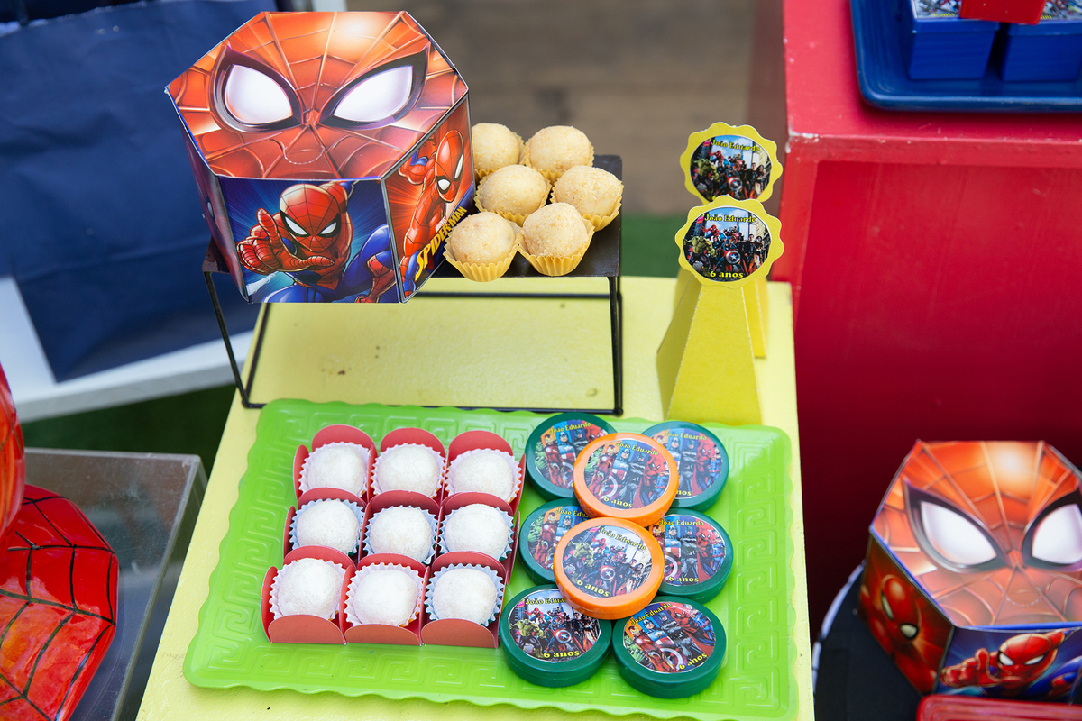 docinhos na decoração da mesa principal