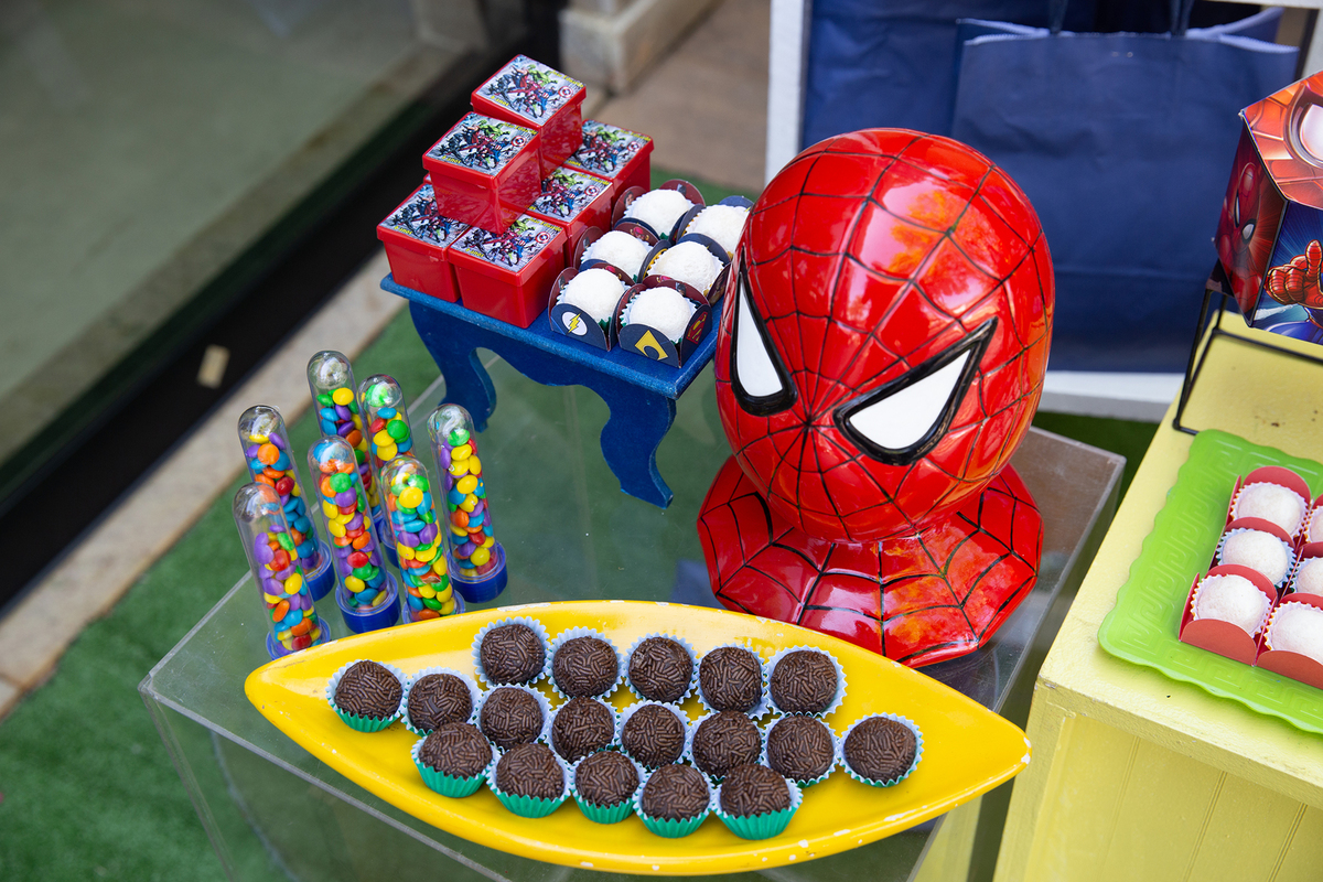docinhos na decoração da mesa principal
