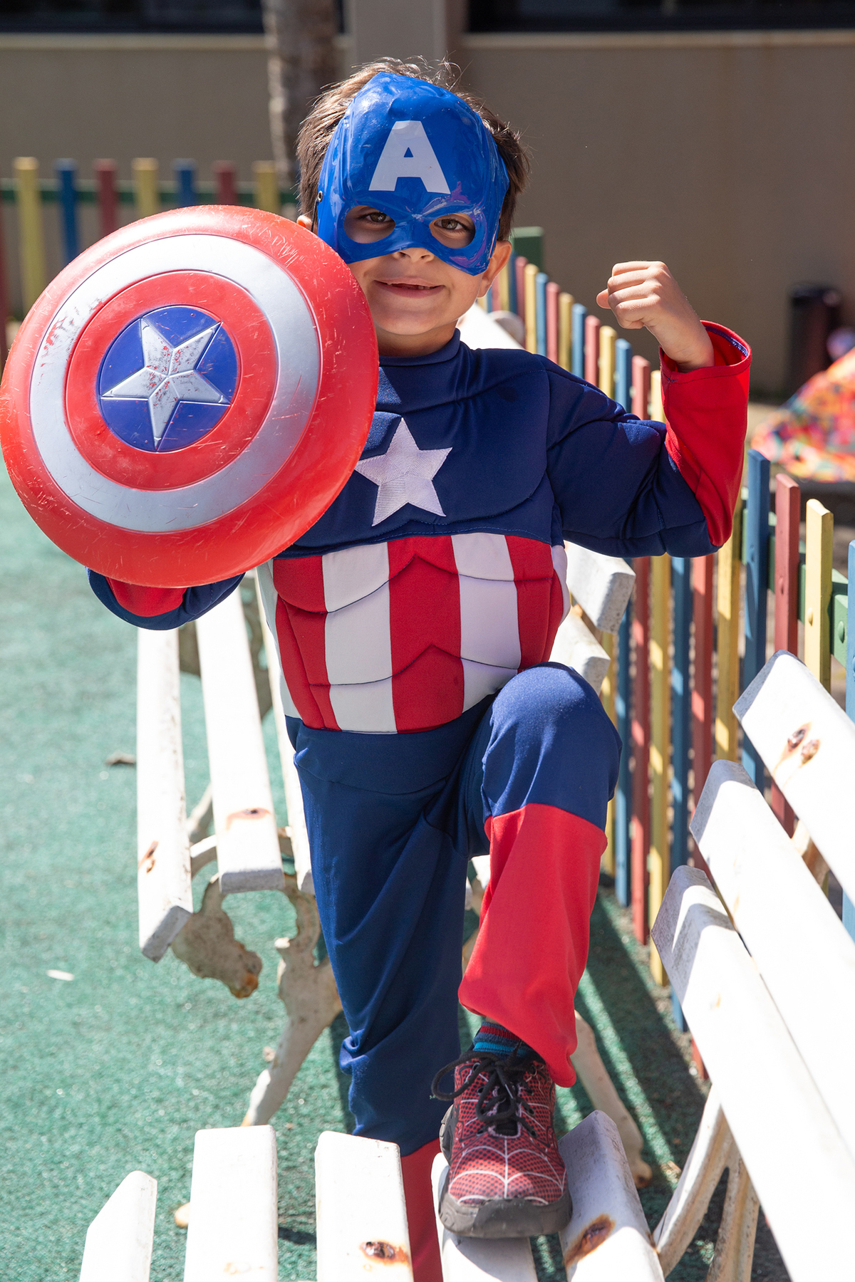 aniversariante posando em meio a brincadeiras com sua fantasia de capitão américa
