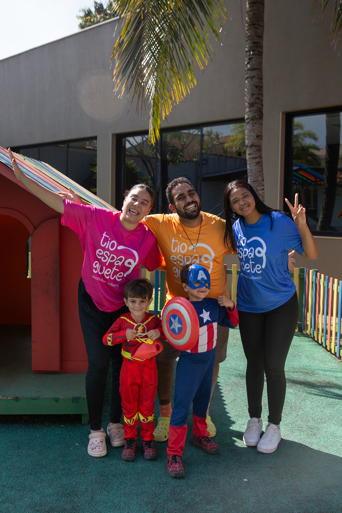 Momento de brincadeira entre crianças em festa infantil dos super heróis