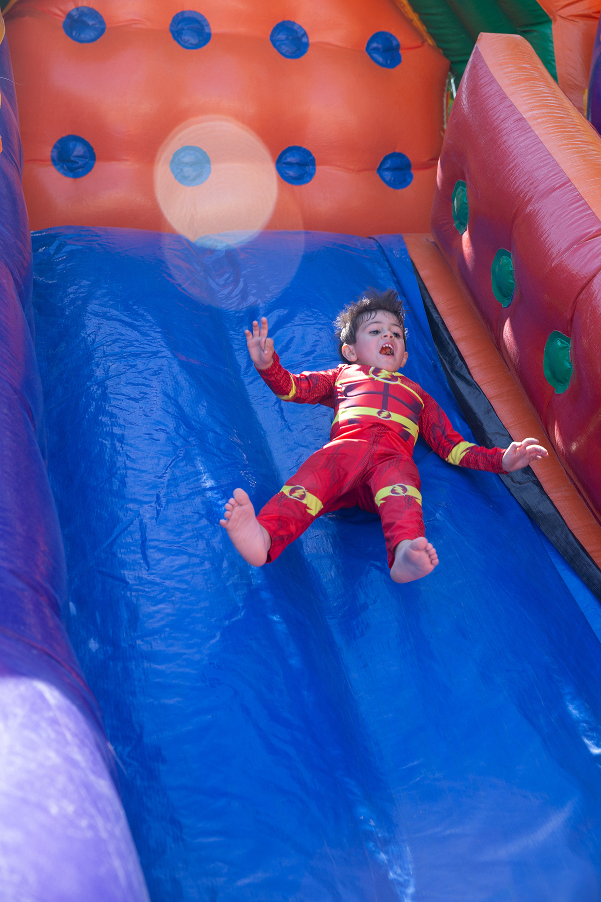 Momento de brincadeira entre crianças em festa infantil dos super heróis