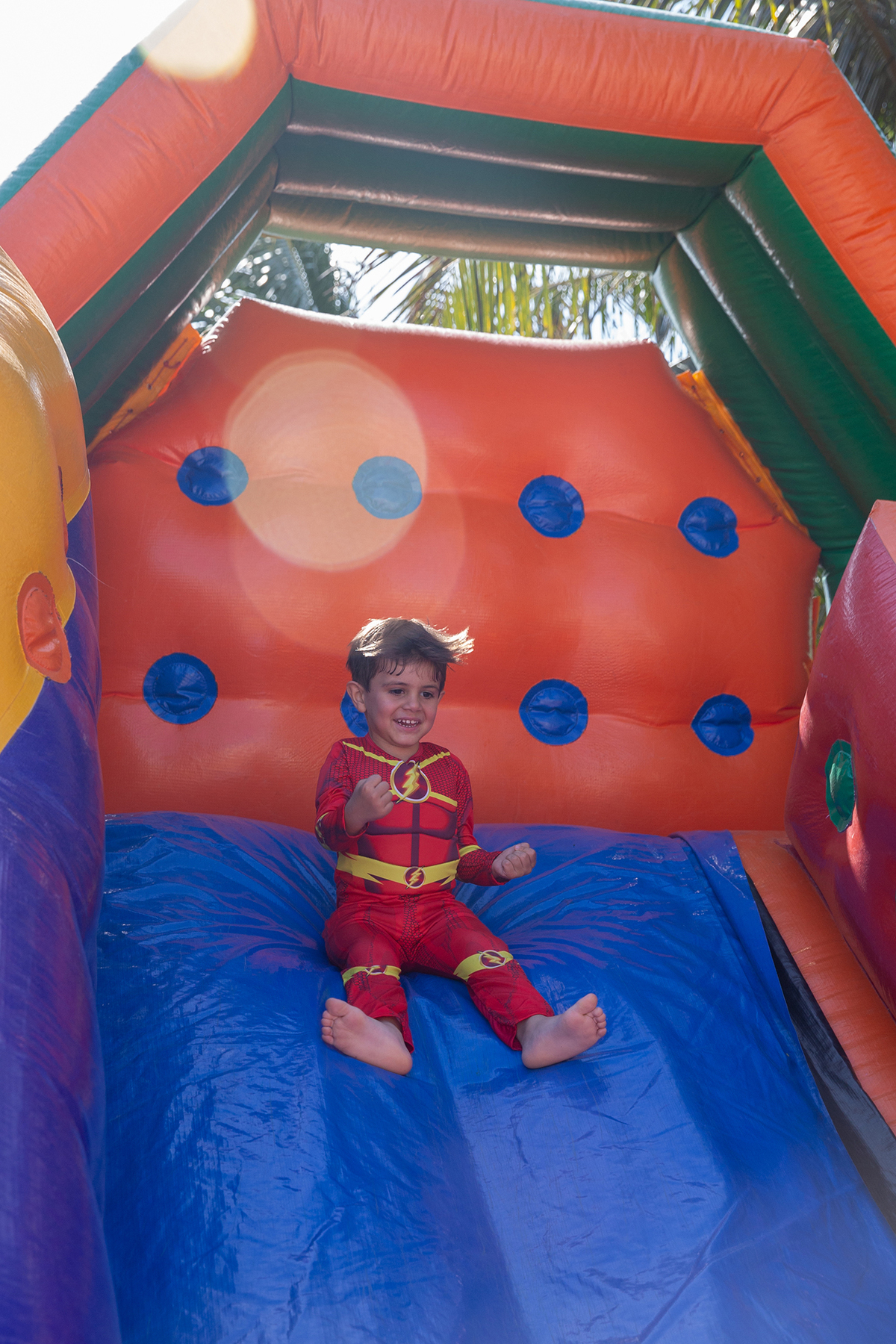 Momento de brincadeira entre crianças em festa infantil dos super heróis