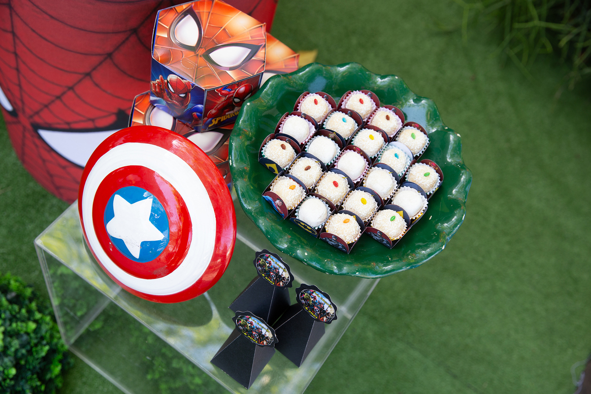 docinhos na decoração da mesa principal