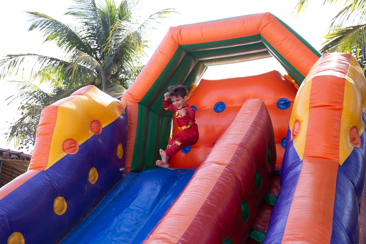 Momento de brincadeira entre crianças em festa infantil dos super heróis