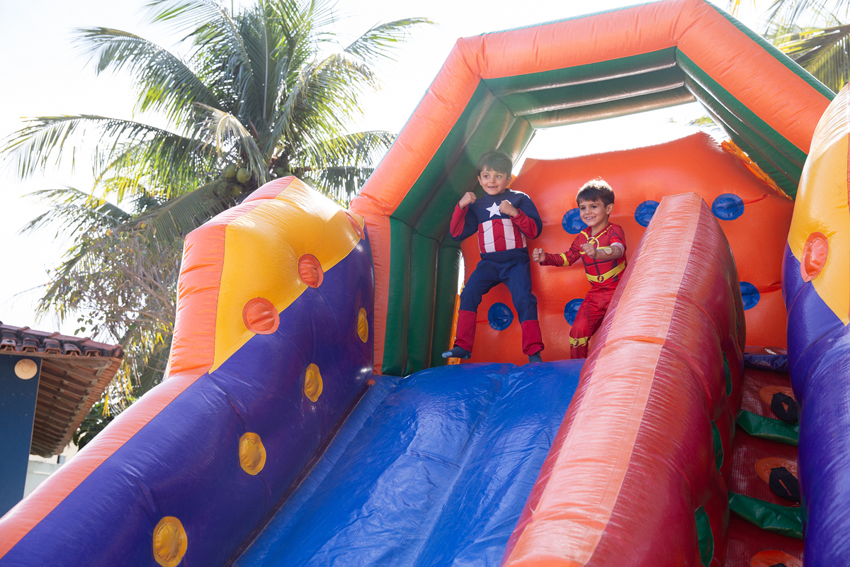 Momento de brincadeira entre crianças em festa infantil dos super heróis