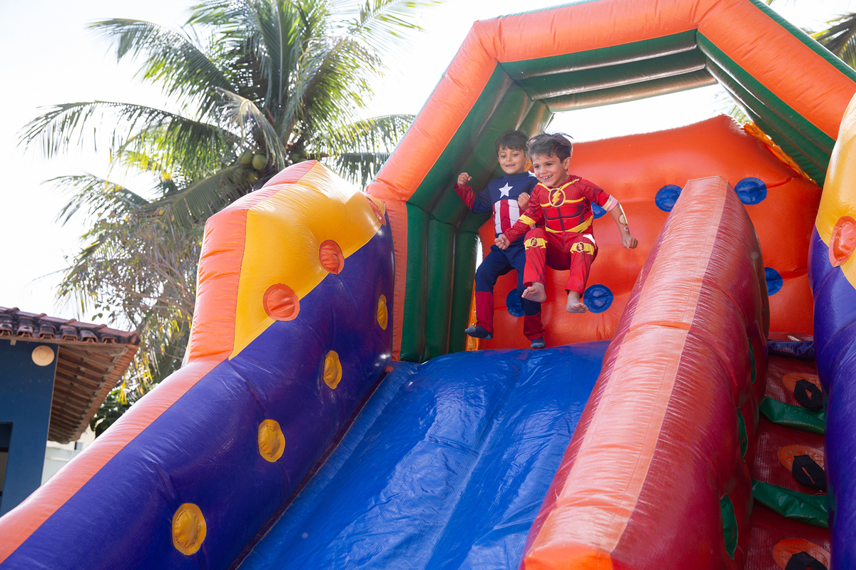 Momento de brincadeira entre crianças em festa infantil dos super heróis