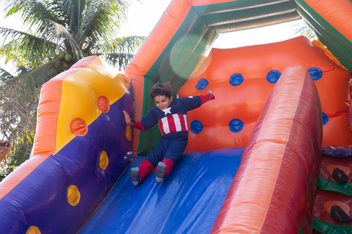 Momento de brincadeira entre crianças em festa infantil dos super heróis