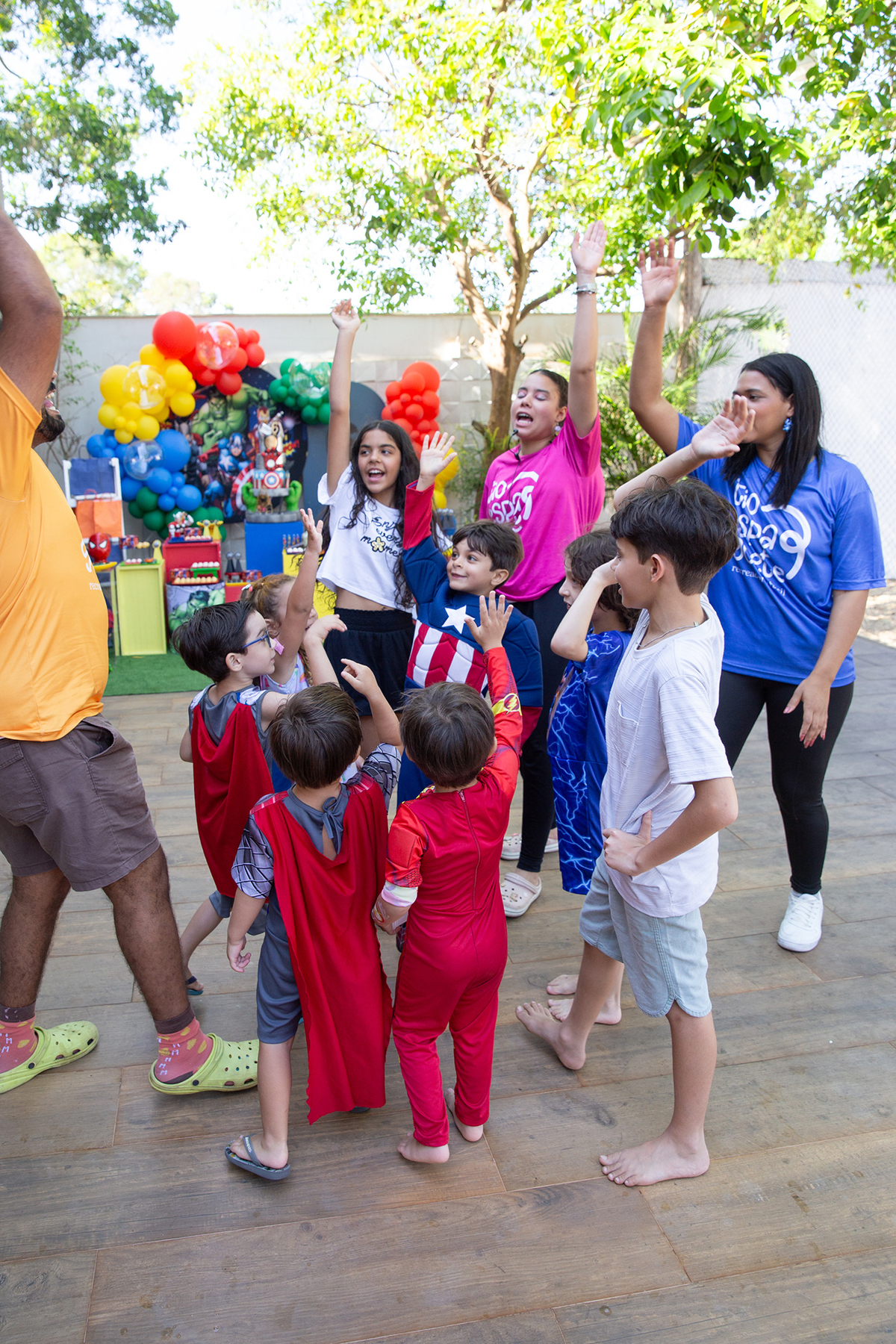 Momento de brincadeira entre crianças em festa infantil dos super heróis