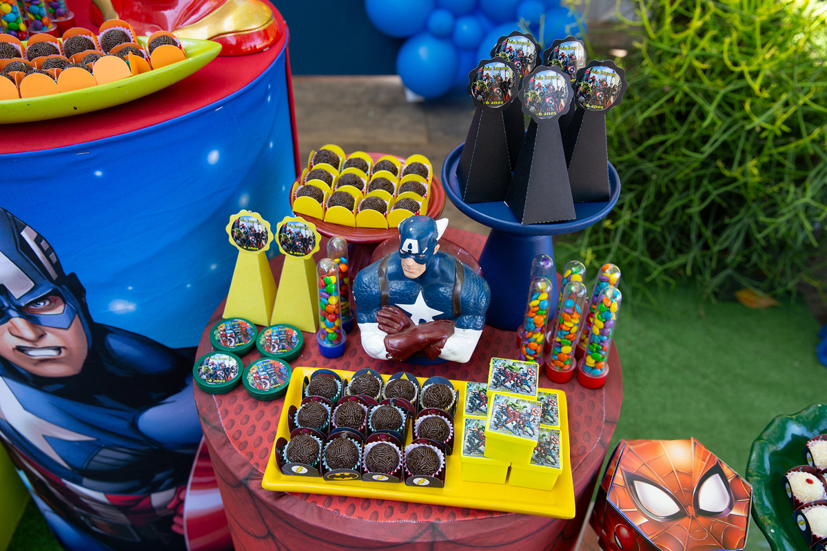 docinhos na decoração da mesa principal